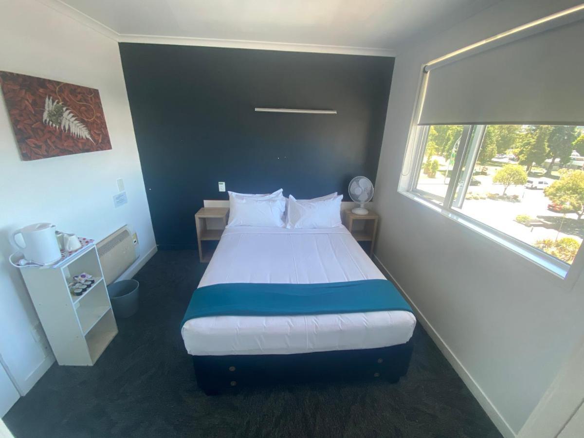 Based By The Lake Lac Lac Taupo Extérieur photo