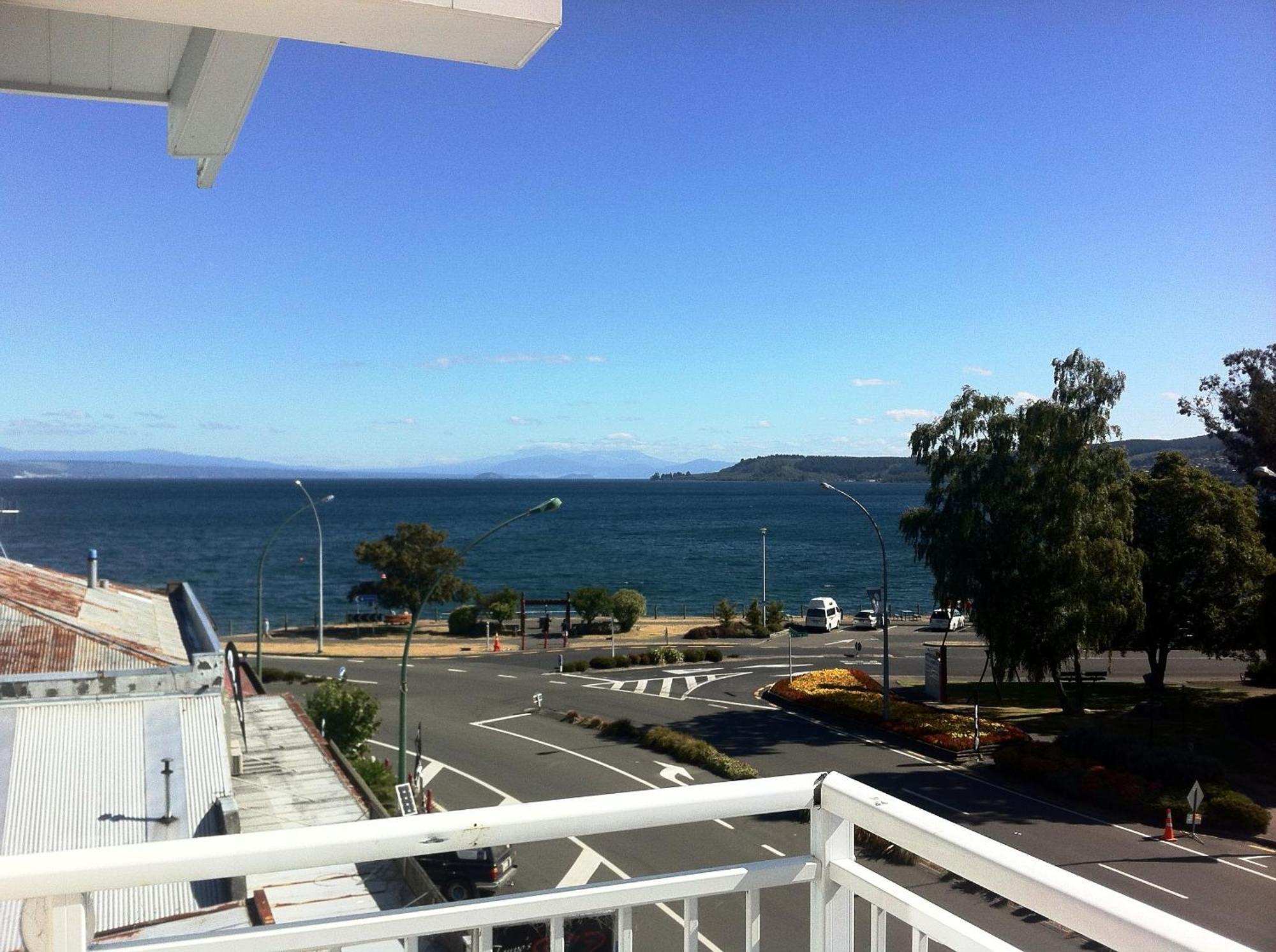 Based By The Lake Lac Lac Taupo Extérieur photo