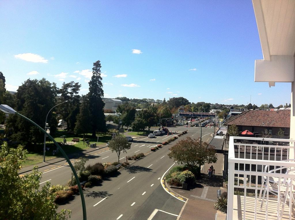 Based By The Lake Lac Lac Taupo Extérieur photo