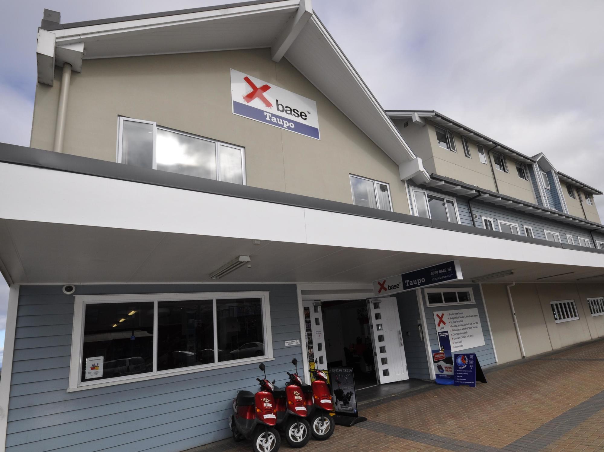 Based By The Lake Lac Lac Taupo Extérieur photo