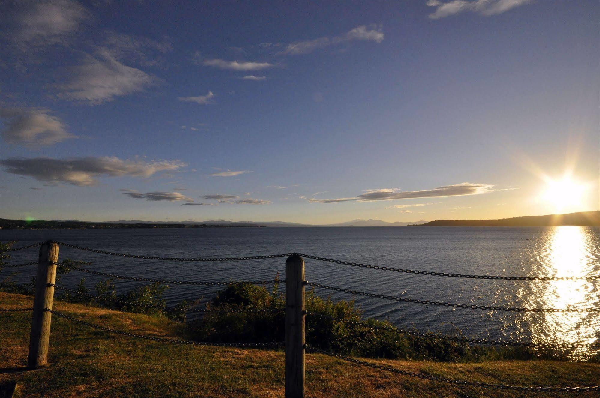 Based By The Lake Lac Lac Taupo Extérieur photo