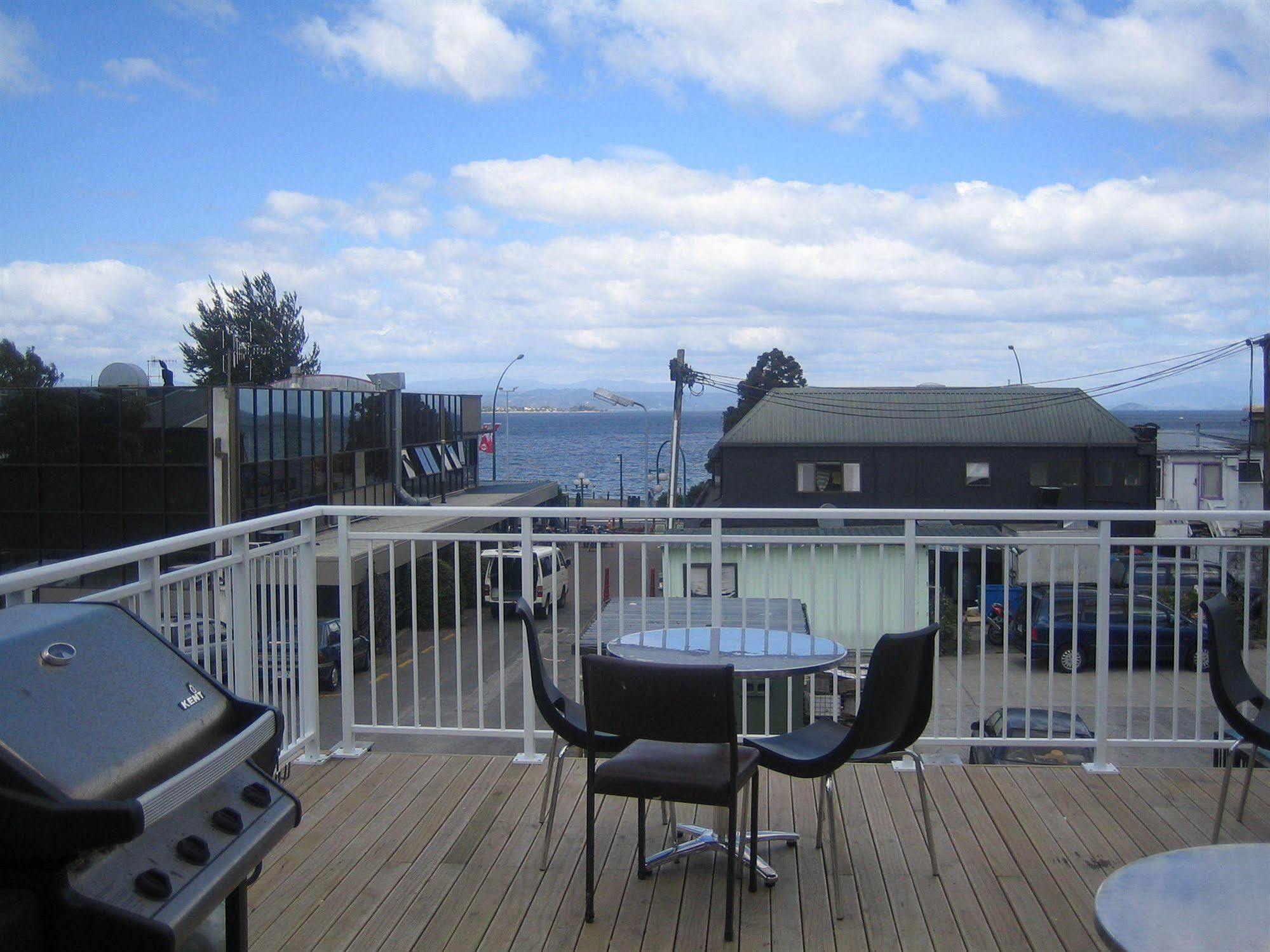 Based By The Lake Lac Lac Taupo Extérieur photo